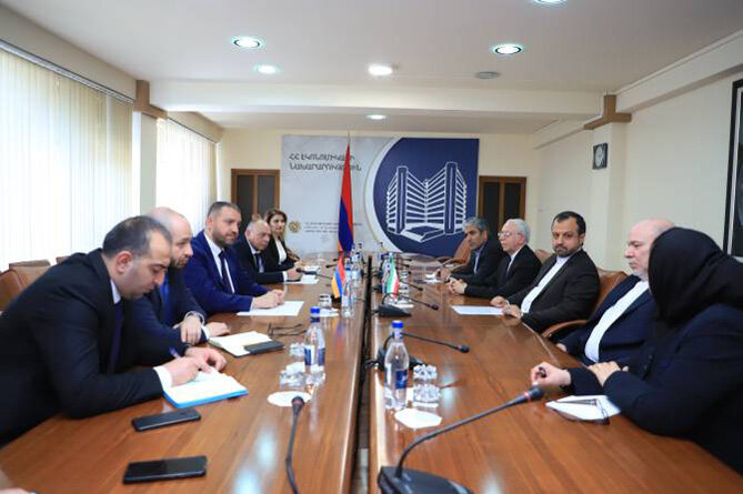 Iranian economy minister visits Armenia to pursue expansion of trade ties