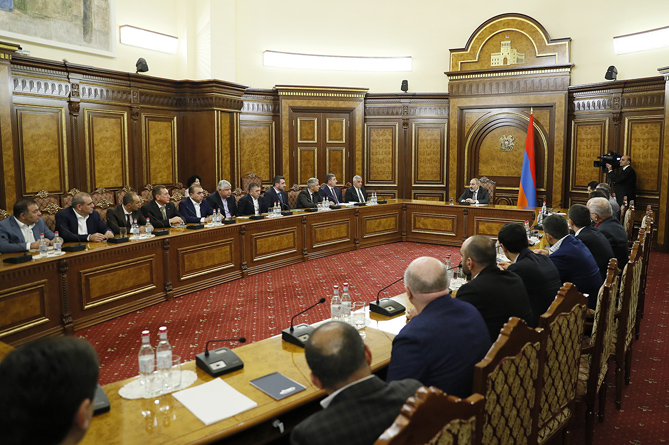 Pashinyan presents advantages and problems of Armenia to group of Ukrainian business people of Armenian origin